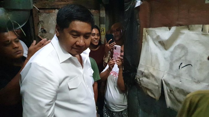 Menteri Perumahan dan Kawasan Permukiman (PKP) Maruarar Sirait kunjungi renovasi rumah Nenek Hasna
