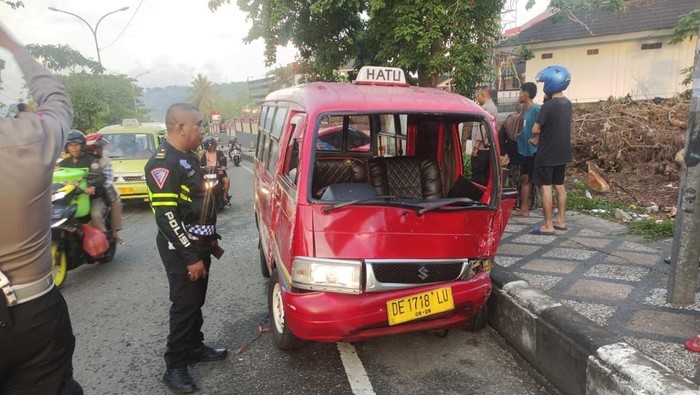 Sebuah mobil angkutan kota (angkot) yang dikemudikan pria berinisial YL (36) di Kota Ambon, Maluku, menabrak mobil parkir hingga empat orang penumpang terluka.