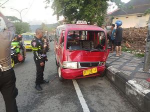 Angkot Tabrak Mobil Parkir di Ambon, 4 Orang Penumpang Luka