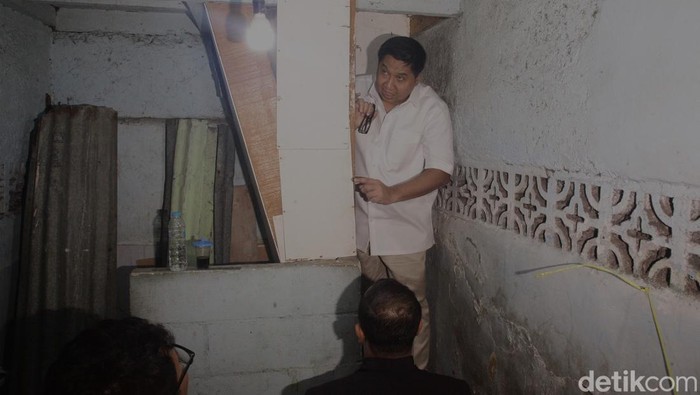 Menteri Perumahan dan Kawasan Permukiman (PKP) Maruarar Sirait blusukan di permukiman padat penduduk untuk menemui keluarga Nenek Hasna di Johar Baru, Jakarta Pusat, Senin (11/11/2024).