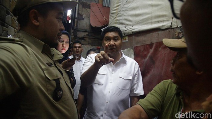 Menteri Perumahan dan Kawasan Permukiman (PKP) Maruarar Sirait blusukan di permukiman padat penduduk untuk menemui keluarga Nenek Hasna di Johar Baru, Jakarta Pusat, Senin (11/11/2024).