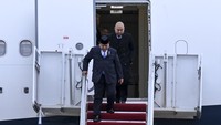 Prabowo yang didampingi putranya Didit Hediprasetyo turun dari pesawat saat tiba di Pangkalan Militer Andrews, Washington DC, Amerika Serikat. 