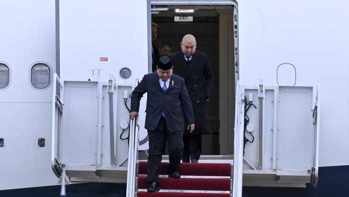 Momen Prabowo Tiba di Amerika Serikat Presiden Prabowo Subianto (kiri) didampingi putranya Didit Hediprasetyo tiba di Pangkalan Militer Andrews, Washington DC, Amerika Serikat, Minggu (10/11/2024). Presiden Prabowo Subianto diagendakan melakukan sejumlah pertemuan diantaranya dengan Presiden Amerika Serikat Joe Biden.