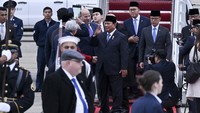 Menteri Luar Negeri Sugiono dan Menteri Investasi/Kepala Badan Koordinasi Penanaman Modal Rosan Roeslani juga terlihat mendampingi Prabowo berkunjung ke Amerika Serikat. 