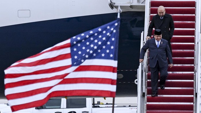Presiden Prabowo Subianto (kiri) didampingi putranya Didit Hediprasetyo tiba di Pangkalan Militer Andrews, Washington DC, Amerika Serikat, Minggu (10/11/2024). Presiden Prabowo Subianto diagendakan melakukan sejumlah pertemuan diantaranya dengan Presiden Amerika Serikat Joe Biden.