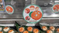 Sushi mentah hingga matang ada di sini. Semua sushi juga diberi label informasi terkait kematangan dan tingkat kepedasannya. Bahkan, di sini ada sushi bentuk donat. Lucu ya? Foto: Detikcom / Atiqa Rana