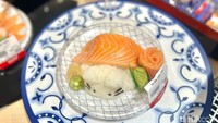 Meskipun di gerai sebelumnya juga ada  menu sushi, tetapi cabang Kota Kasablanka menawarkan varian baru berupa sashimi salmon belly, dibanderol sekitar Rp 75 ribu. Foto: Detikcom / Atiqa Rana