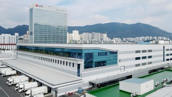LG Electronics memiliki satu pabrik terbesarnya di Changwon, Korea Selatan. Pabrik ini dinamakan Pabrik Mercusuar oleh Forum Ekonomi Dunia (WEF) pada 2022, karena LG dianggap berhasil melakukan transformasi digital besar-besaran pada tahun 2007. Foto: LG