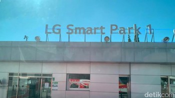 Smart Park ini juga menggunakan sistem kecerdasan buatan (AI) sehingga dapat mengurangi kehilangan material selama proses perakitan produk. Cacat produk dan kegagalan peralatan di pabrik ini dapat dicegah melalui analisis real-time dari volume besar data yang dikumpulkan di lokasi. Foto: Rista Rama Dhany/detikcom