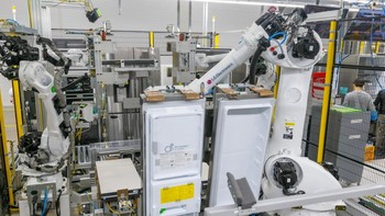 Lengan robot dengan mudah mengangkat dan memasang pintu kulkas besar dengan berat lebih dari 20 kg ke badan utama berbagai model kulkas LG. Lengan robot melakukan tugas sangat presisi, seperti pengelasan dan pengikatan sekrup, dengan kecepatan dan konsistensi yang luar biasa. Foto: LG