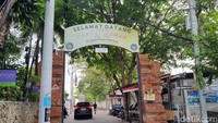 Salah satu hal paling menarik dari Pantai Jerman adalah masuknya tidak dikenakan biaya alias gratis. Traveler hanya perlu membayar sekitar Rp 2 ribu untuk parkir sepeda motor dan Rp 5 ribu untuk mobil.