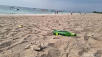 Namun sayangnya panorama Pantai Jerman juga dihiasi beberapa sampah. Itu juga dikeluhkan turis asal Inggris bernama Matthew saat ditemui detikTravel di lokasi, Minggu (10/11/2024). Ia mengeluhkan hadirnya beberapa sampah plastik di pasir-pasir pantai.