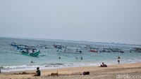 Selain itu, lokasinya yang berada di sisi Bandara Internasional I Gusti Ngurah Rai, Bali membuat tempat tersebut bisa dinikmati dalam waktu singkat. Sekitar 10-20 menit perjalanan saja menuju pantai tersebut dari bandara. Cocok bagi yang nggak punya waktu banyak di Bali.
