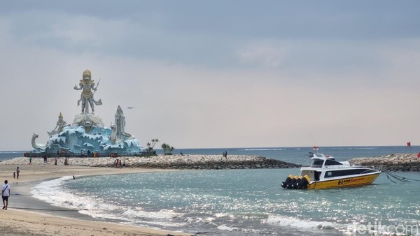Panorama Pantai Jerman di Tepian Bandara Ngurah Rai Bali