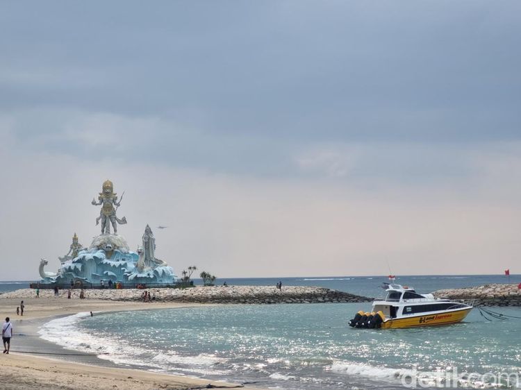 Panorama Pantai Jerman di Tepian Bandara Ngurah Rai Bali
