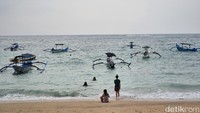 Suasana Pantai Jerman begitu tenang dengan ombak yang tidak terlalu tinggi. Pemandangan hamparan laut dan berjejer perahu nelayan pun menjadi pemandangan tersendiri.