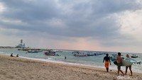 Selain itu, traveler yang berkunjung ke sini dapat melakukan aktivitas berselancar. Menurut penuturan warga lokal, bulan Juni-Agustus adalah waktu terbaik untuk selancar di sana.