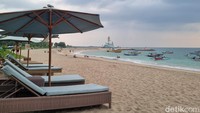 Menikmati angin sepoi hingga matahari terbenam dapat dinikmati di sini. Pasalnya ada beberapa kursi pantai yang berjejer dan disewakan. Harganya Rp 100 ribu untuk dua kursi yang dapat digunakan hingga 2-3 jam.