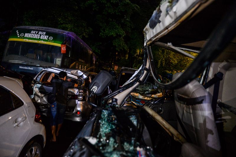 Sejumlah kendaraan yang terlibat tabrakan beruntun di KM 92 Tol Cipularang dievakuasi di Kantor PJR Tol Jatiluhur, Kabupaten Purwakarta, Jawa Barat, Senin (11/11/2024). Petugas Kepolisian mencatat sebanyak 17 kendaraan terlibat kecelakaan beruntun di KM 92 Jalan Tol Cipularang yang menyebabkan satu orang meninggal dunia, empat luka berat serta 23 orang luka ringan. ANTARA FOTO/Raisan Al Farisi/rwa.