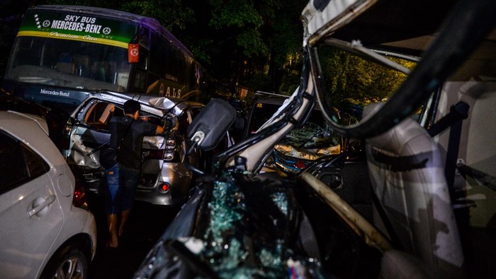 Sejumlah kendaraan yang terlibat tabrakan beruntun di KM 92 Tol Cipularang dievakuasi di Kantor PJR Tol Jatiluhur, Kabupaten Purwakarta, Jawa Barat, Senin (11/11/2024). Petugas Kepolisian mencatat sebanyak 17 kendaraan terlibat kecelakaan beruntun di KM 92 Jalan Tol Cipularang yang menyebabkan satu orang meninggal dunia, empat luka berat serta 23 orang luka ringan. ANTARA FOTO/Raisan Al Farisi/rwa.