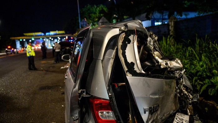 Sejumlah kendaraan yang terlibat tabrakan beruntun di KM 92 Tol Cipularang dievakuasi di Kantor PJR Tol Jatiluhur, Kabupaten Purwakarta, Jawa Barat, Senin (11/11/2024). Petugas Kepolisian mencatat sebanyak 17 kendaraan terlibat kecelakaan beruntun di KM 92 Jalan Tol Cipularang yang menyebabkan satu orang meninggal dunia, empat luka berat serta 23 orang luka ringan. ANTARA FOTO/Raisan Al Farisi/rwa.