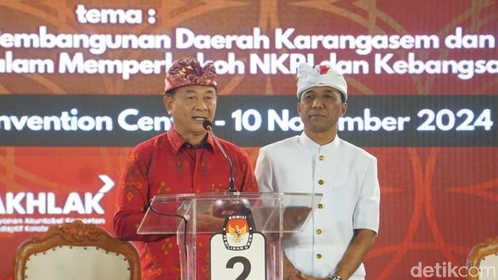 Paslon Pilbup Karangasem 2024 nomor urut 2, I Gede Dana saat debat terakhir Pilbup Karangasem 2024, Minggu (11/10/2024). (Agus Eka/detikBali)