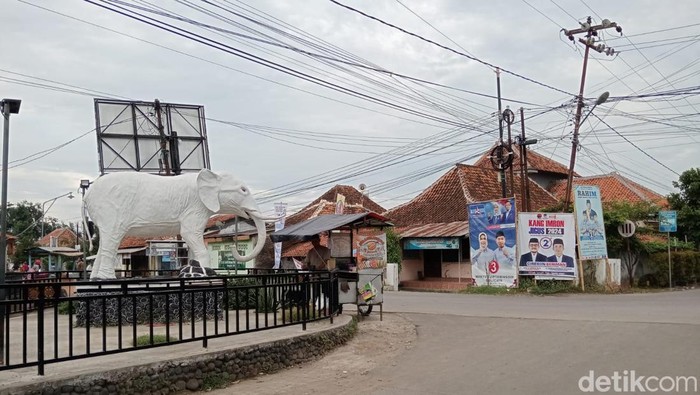 Patung Gajah di wilayah Palimanan, Kabupaten Cirebon.