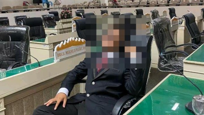 Pelajar SMA di Bandar Lampung viral berpose dengan pistol di ruang rapat DPRD Lampung.