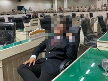 Geger Pelajar SMA di Bandar Lampung Foto Bawa Pistol di Ruang Rapat DPRD