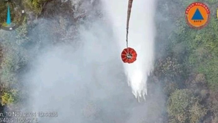 Pemadaman karhutla dengan helikopter water bombing.