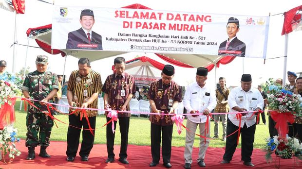 Suasana pasar murah yang digagas Pemkab Demak dalam rangkaian HUT Ke-53 Korpri di Sayung, Demak, Senin (11/11/2024).