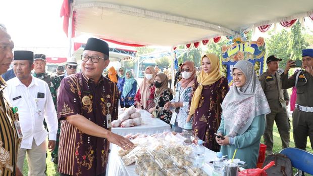 Suasana pasar murah yang digagas Pemkab Demak dalam rangkaian HUT Ke-53 Korpri di Sayung, Demak, Senin (11/11/2024).