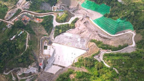 AHY mengecek pembangunan Bendungan Sidan di Bali. Proyek bendungan ini telah mencapai 96,59% dan diharapkan selesai pada akhir November 2024.