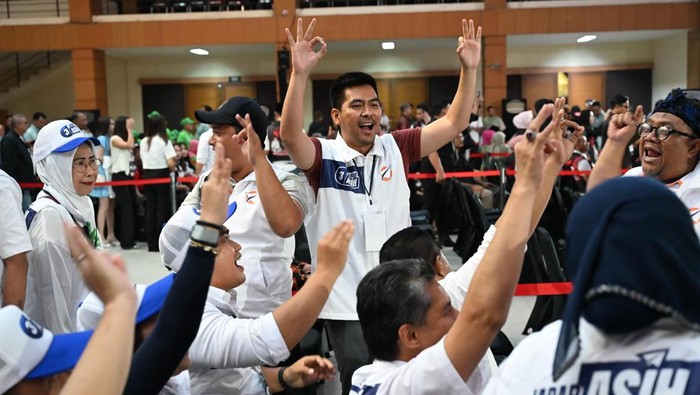 Pendukung Syaikhu-Ilham di debat perdana Pilgub Jabar 2024.