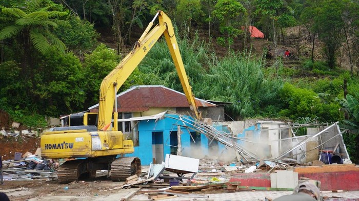 Penertiban bangunan liar tak berizin di Warpat, kawasan Puncak, Bogor, Jabar.