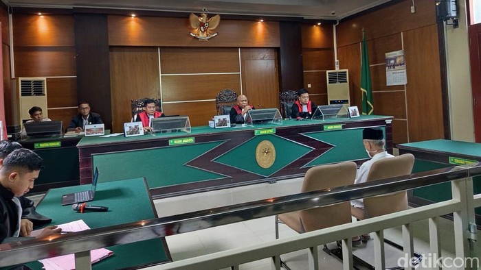 Pengasuh ponpes di Magelang, AL, terdakwa kasus kekerasan seks 4 santri saat jalani sidang perdana di Pengadilan Negeri (PN) Mungkid, Senin (11/11/2024).