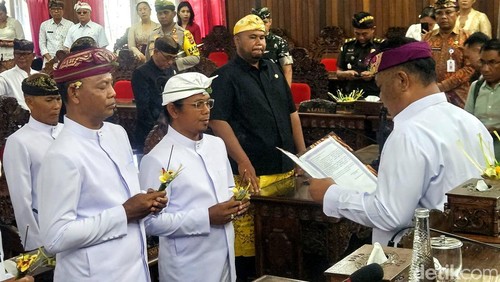 Pengucapan sumpah janji PAW DPRD Klungkung oleh ketua DPRD Anak Agung Gde Anom di ruang sidang, Senin (11/11/2024) (Putu Krista/detikBali).