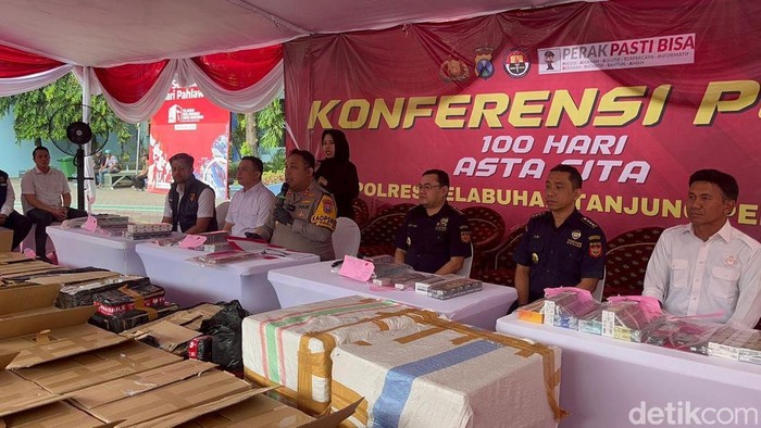 Pengungkapan Rokok Ilegal di Polres Pelabuhan Perak Pengungkapan Rokok Ilegal di Polres Pelabuhan Perak