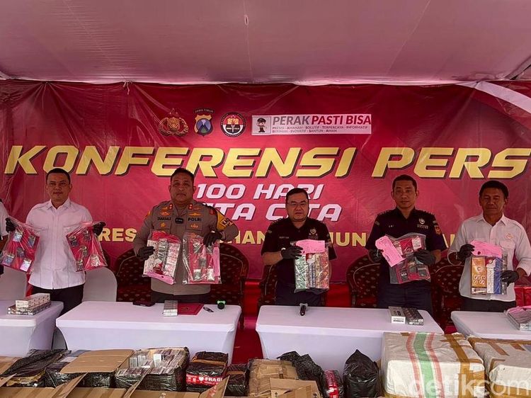 Pengungkapan Jutaan Rokok Ilegal di Surabaya