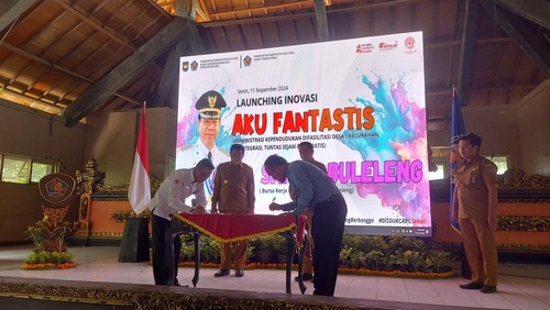Penjabat Bupati Buleleng Ketut Lihadnyana saat peluncuran dua program inovasi layanan publik, yaitu Aku Fantastis dan Saking Buleleng di Gedung Wanita Laksmi Graha Singaraja, Senin (11/11/2024). (Foto: Dok. Pemkab Buleleng)