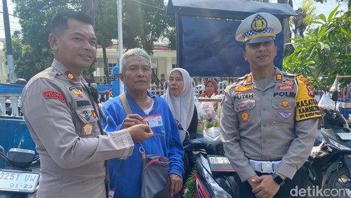 Penyerahan SIM C gratis kepada para pedagang sayur keliling oleh Wakapolres Lombok Tengah Kompol Muhamad Nasrullah dan Kasat Lantas Lombok Tengah AKP Muhamad Puteh Renaldi di halaman kantornya. (Edi Suryansyah/detikBali)