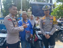 Polres Lombok Tengah Berikan SIM Gratis bagi Pedagang Sayur Keliling