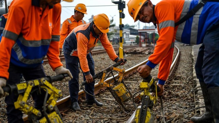 Pekerja melakukan perawatan rel kereta api di jalur kereta api kawasan Kebon Kawung, Bandung, Jawa Barat, Senin (11/11/2024). PT KAI Daop 2 Bandung melakukan perawatan jalur kereta api berupa perawatan geometrik untuk memadatkan bantalan rel yang dilakukan sebagai salah satu persiapan angkutan Natal dan Tahun Baru 2025. ANTARA FOTO/Raisan Al Farisi/foc.