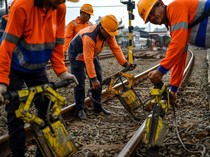 Jelang Nataru, KAI Perbaiki Jalur Kereta Api di Bandung