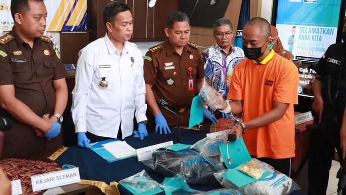 Tersangka Y saat menjelaskan proses pengolahan ganja jadi selai di Kantor BNNP DIY, Senin (11/11/2024).