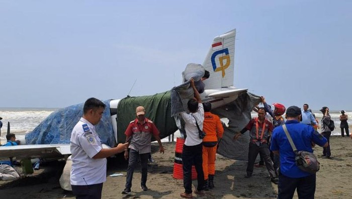 Pesawat latih PK-PBC mendarat darurat di Pantai Cemara Sewu, Desa Bunton, Cilacap, Jawa Tengah.