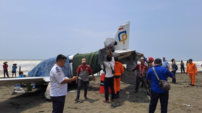 Kondisi pesawat latih yang mendarat darurat di Pantai Cemara Sewu, Desa Karangbenda, Kecamatan Adipala, Kabupaten Cilacap, Senin (11/11/2024).