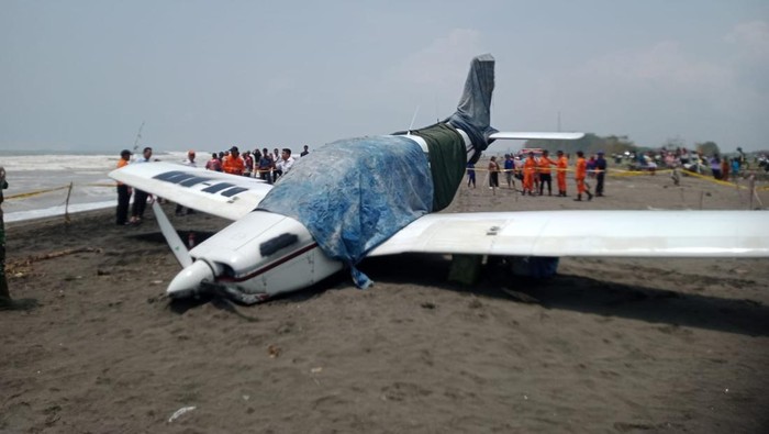 Kondisi pesawat latih yang mendarat darurat di Pantai Cemara Sewu, Desa Karangbenda, Kecamatan Adipala, Kabupaten Cilacap, Senin (11/11/2024).