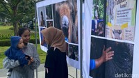 Ada 11 orang mashiswa yang terlibat dalam pameran ini, 1 dari UPI, 2 dari Unpad dan 8 dari Stikom Bandung.
