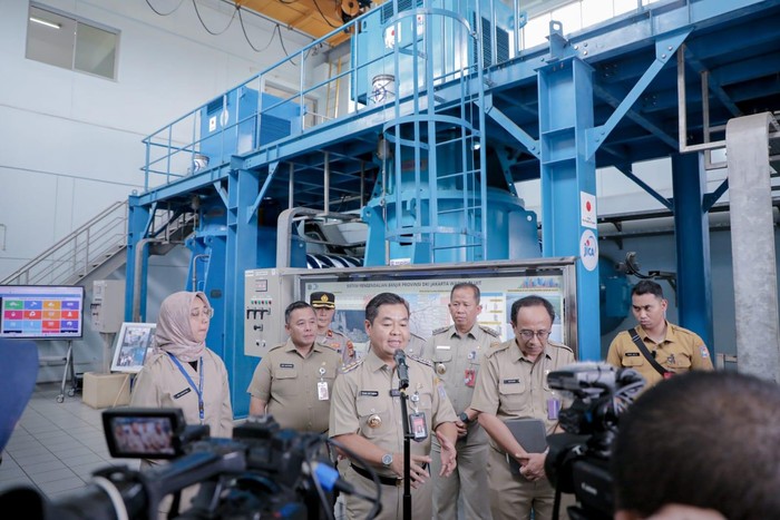 Pj. Gubernur DKI Jakarta Teguh Setyabudi dan jajaran Pemprov DKI Jakarta meninjau kesiapan Rumah Pompa Waduk Pluit menghadapi musim hujan.